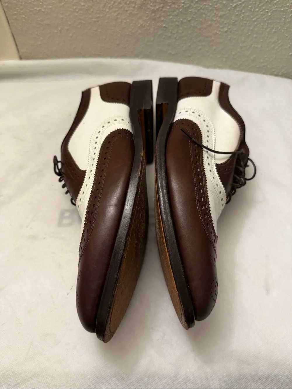 Allen Edmonds Brown and White Two-Tone Wingtip Oxfords, pre-owned,SZ9